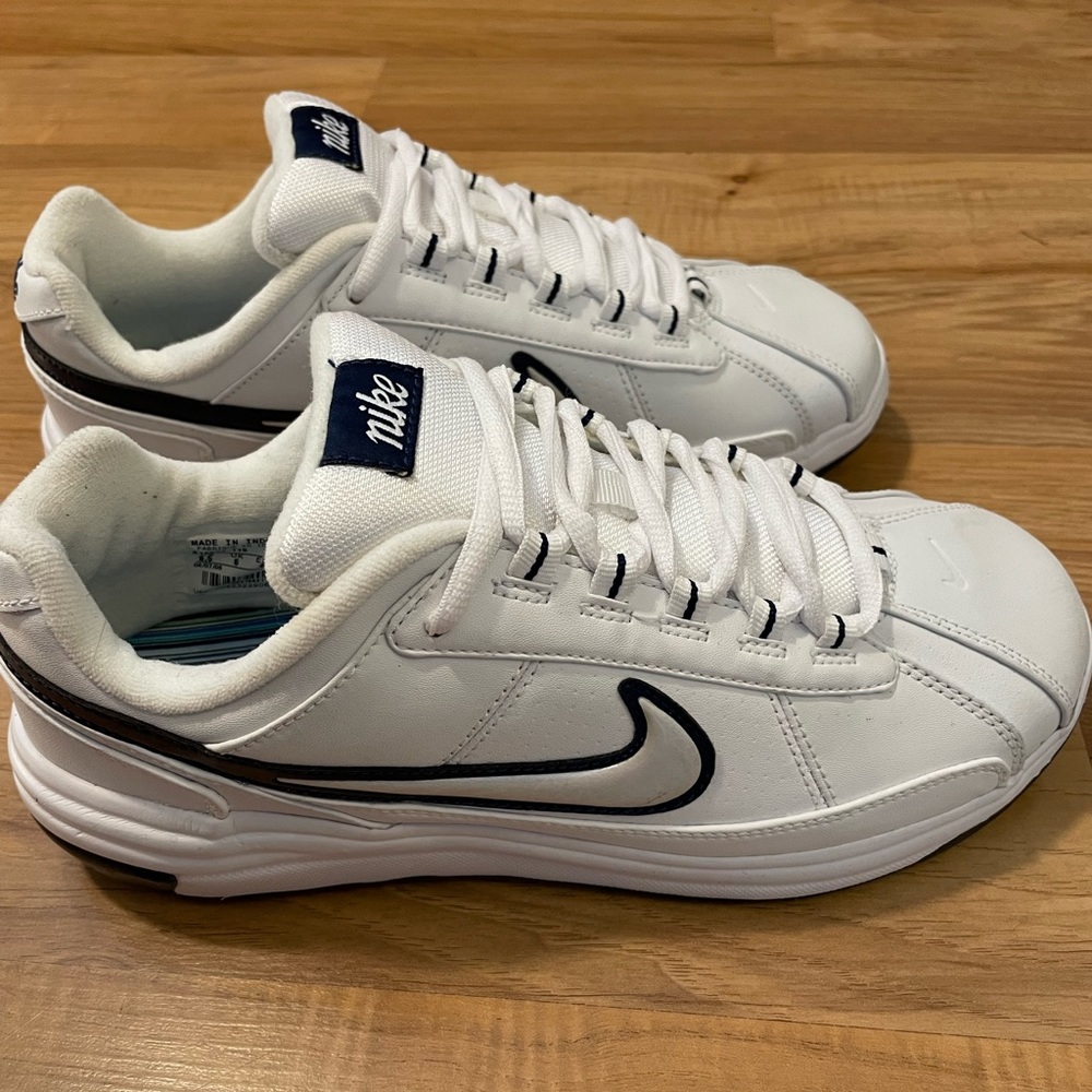 Nike White & Navy Sneakers (Size 8.5)